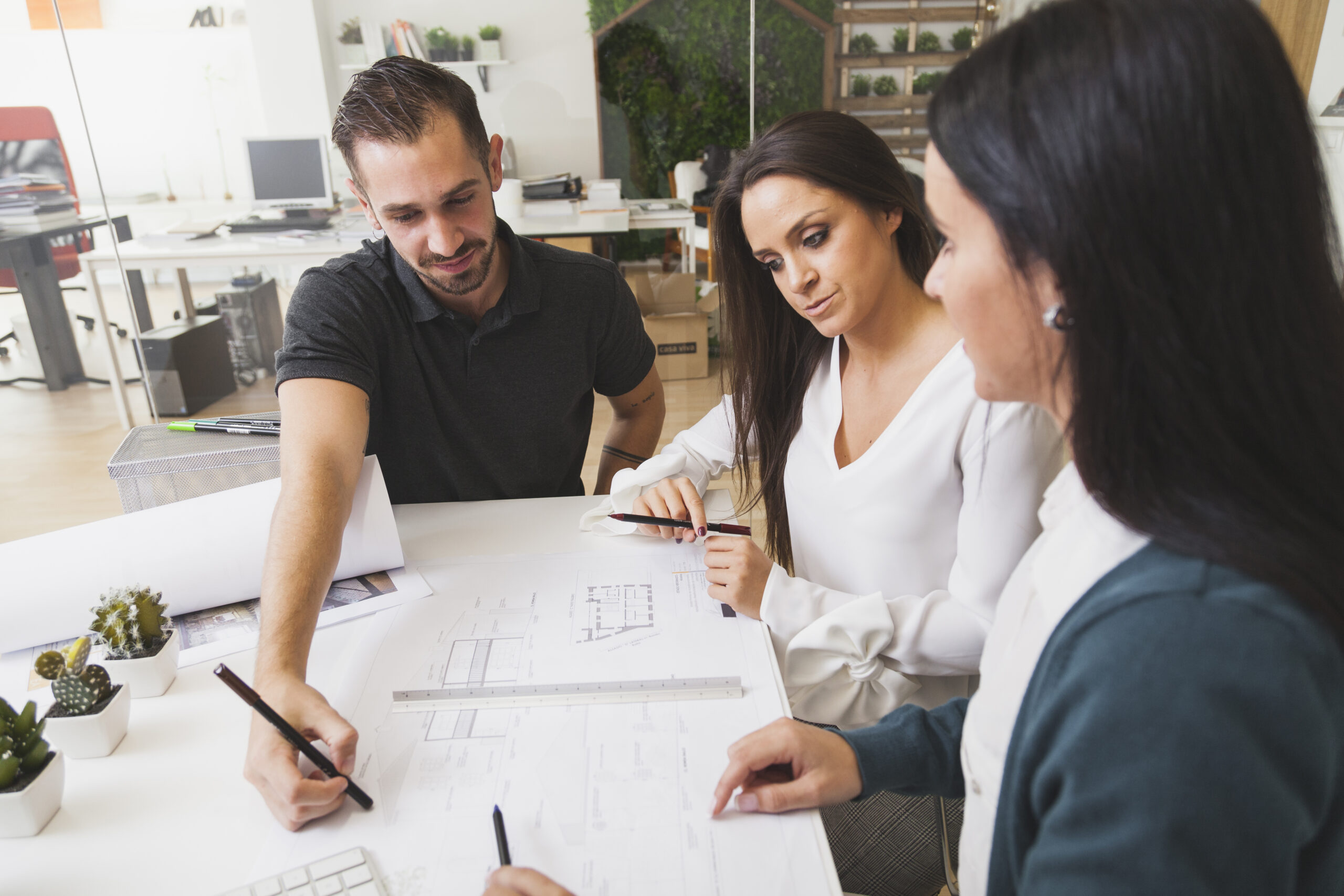 Planos arquitectónicos detallados realizados por arquitectos en Medellín para un proyecto residencial personalizado.
