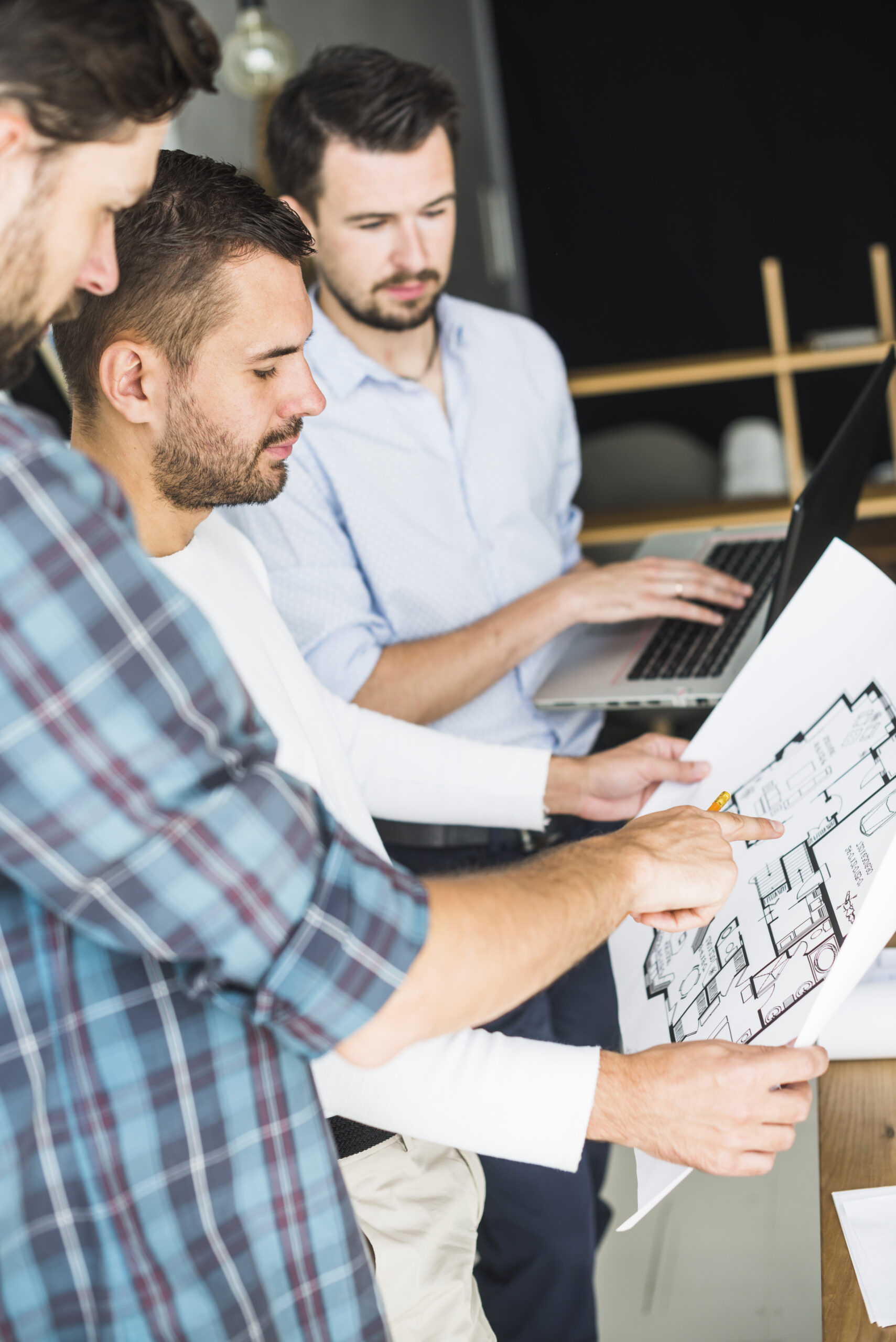 Diseño de interiores moderno realizado por arquitectos en Medellín con mobiliario a medida.