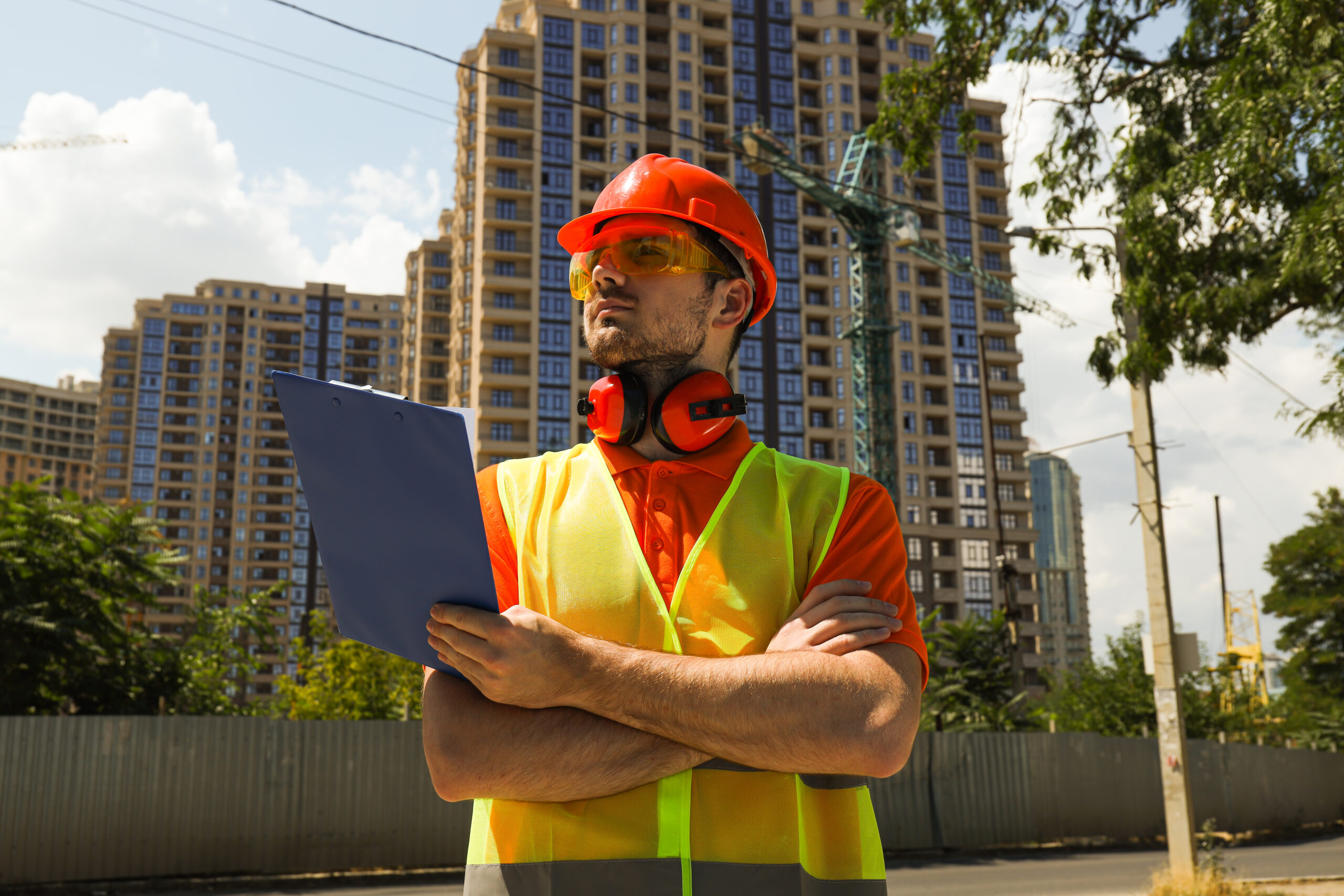 Arquitecto en Medellín supervisando la obra para garantizar calidad, cumplimiento de plazos y presupuesto.